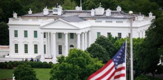 البيت الأبيض يؤكد أن المحادثات مع إيران ستكون “مباشرة”