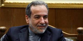 وزير الخارجية الإيراني يجري محادثات مع مسؤولين عمانيين قبل المحادثات مع واشنطن