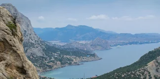 ترامب يهاجم زيلينسكي ويتهمه بـ”تصريحات تحريضية” حول القرم