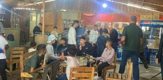 بالصورة أطفال يدخنون النارجيلة وأستياء وجدل بين المواطنين