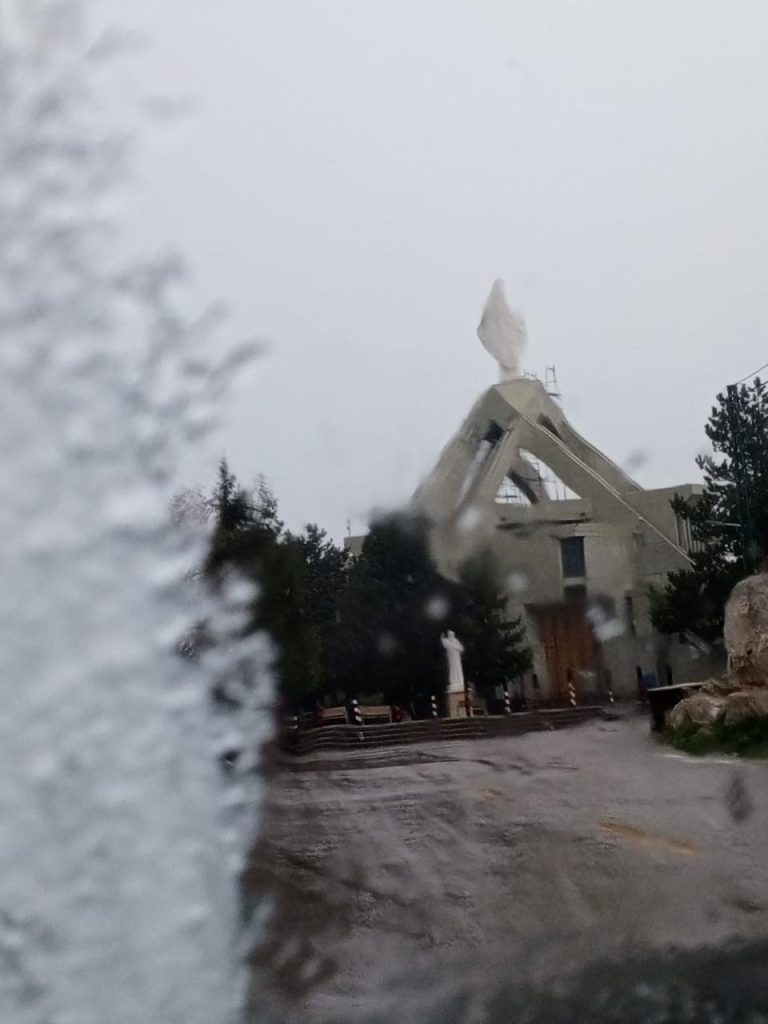 بالصور- “أبيض الشعانين” في  لبنان… متى ينحسر المنخفض الجوي؟