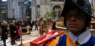 انتهاء توافد المؤمنين لإلقاء النظرة الأخيرة على جثمان البابا فرنسيس