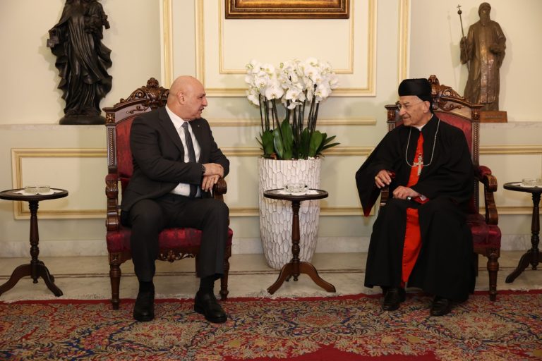 الرئيس عون من بكركي بعد خلوة جمعته بالراعي: أي موضوع خلافي في لبنان لا يقارب الا بالتحاور والتواصل وبمنطق تصارحي وعندما تحدثت عن السلاح في خطاب القسم لم أقله لكي أقوله والقرار اتُخذ