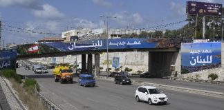 بعد رفعها بيوم واحد.. إحراق لافتات “عهد جديد للبنان” على طريق المطار