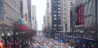 احتجاجات واسعة في الولايات المتحدة ضد سياسيات ترامب تحت شعار “ارفعوا أيديكم” – صور