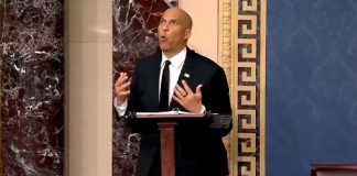 رقم قياسي.. سيناتور أميركي يتحدث لأكثر من 25 ساعة بلا انقطاع