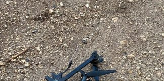 العثور على أجزاء من درون “كواد كوبتر” اسرائيلية محلية الصنع بعد سقوطها في بلدة #رب_ثلاثين الحدودية خلال عدوانها بالتجسس والتحليق فوق الاراضي اللبنانية