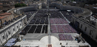 وداع رسمي وجماهيري حاشد للبابا فرنسيس