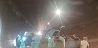 حادث سير في نفق المطار بسبب تسريب المازوت مما أدى إلى انقلاب سيارتين و زحمة سير خانقة