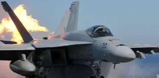 سقوط طائرة إف-18 من على متن حاملة طائرات أميركية في البحر الأحمر