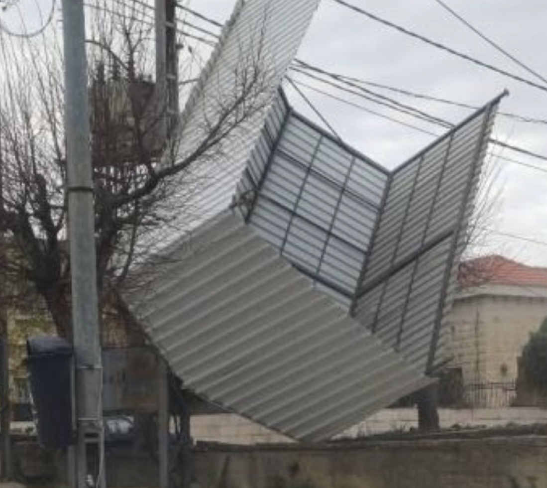 *بالصورة :العاصفة وسرعة الرياح تتسببان باقتلاع هنغار في مدينة جزين وارتطامه بعمود التوتر العالي مما ادى الى انقطاع التيار الكهربائي*