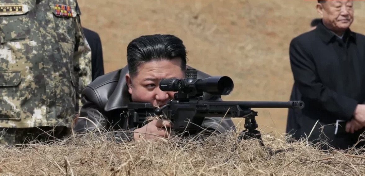 *الزعيم الكوري الشمالي كيم يختبر بندقية قنص حديثة ويوجه رسالة!*