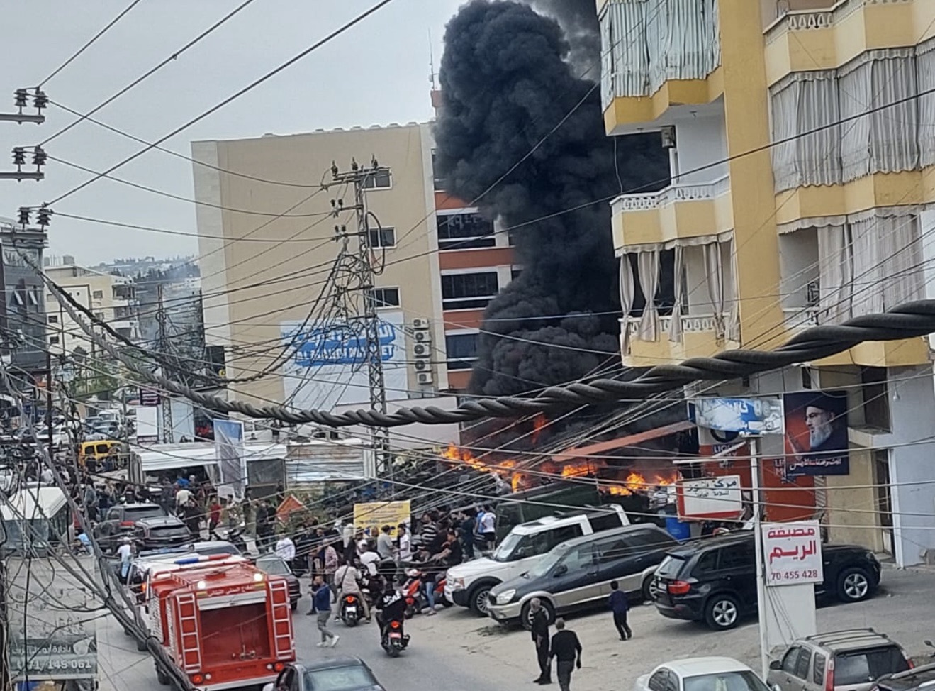 *بالصورة :الدخان الذي يتصاعد من منطقة صور مفرق معركة هو عبارة عن حريق في حسبة خضار واشتعال النيران في صناديق البلاستيك*