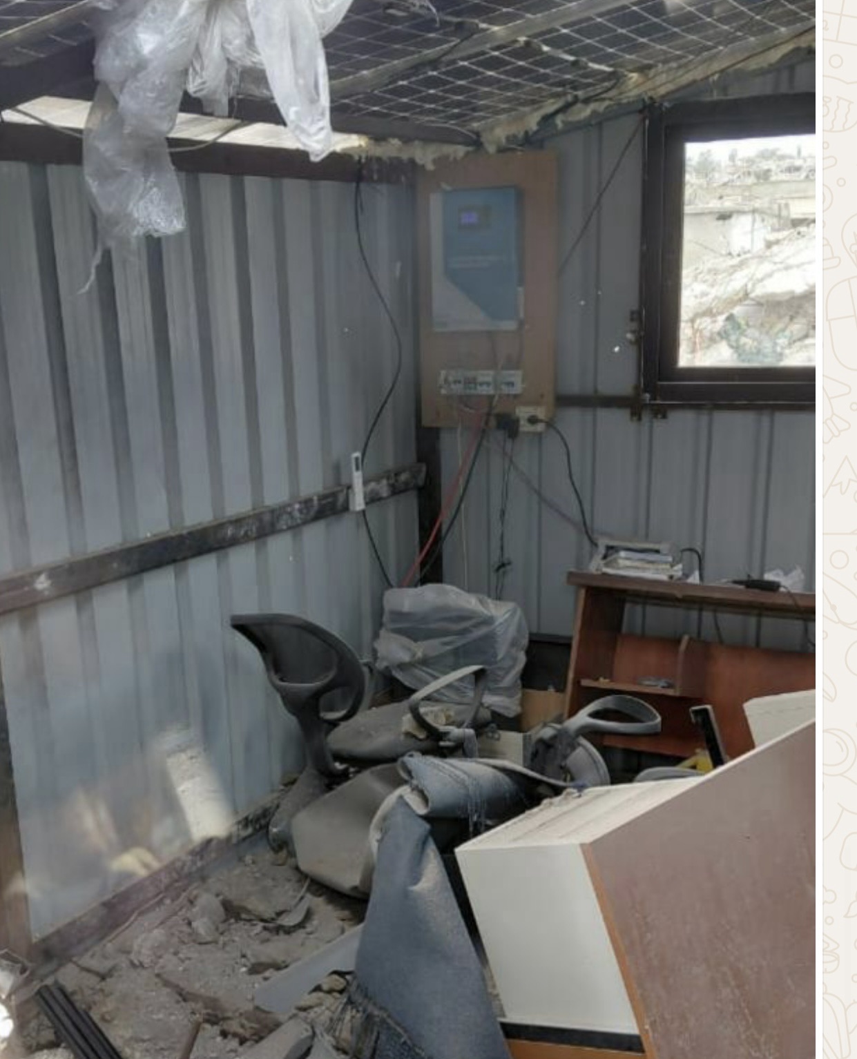 بالصورة: وبعد الكشف عليها، تبيّن أن صاروخاً’ من مروحية «أباتشي» إسرائيلية’ لم ينفجر في الغرفة الجاهزة التابعة لمحطة الوقود في وسط عيتا الشعب التي استُهدفت ليل أمس (الأخبار)*