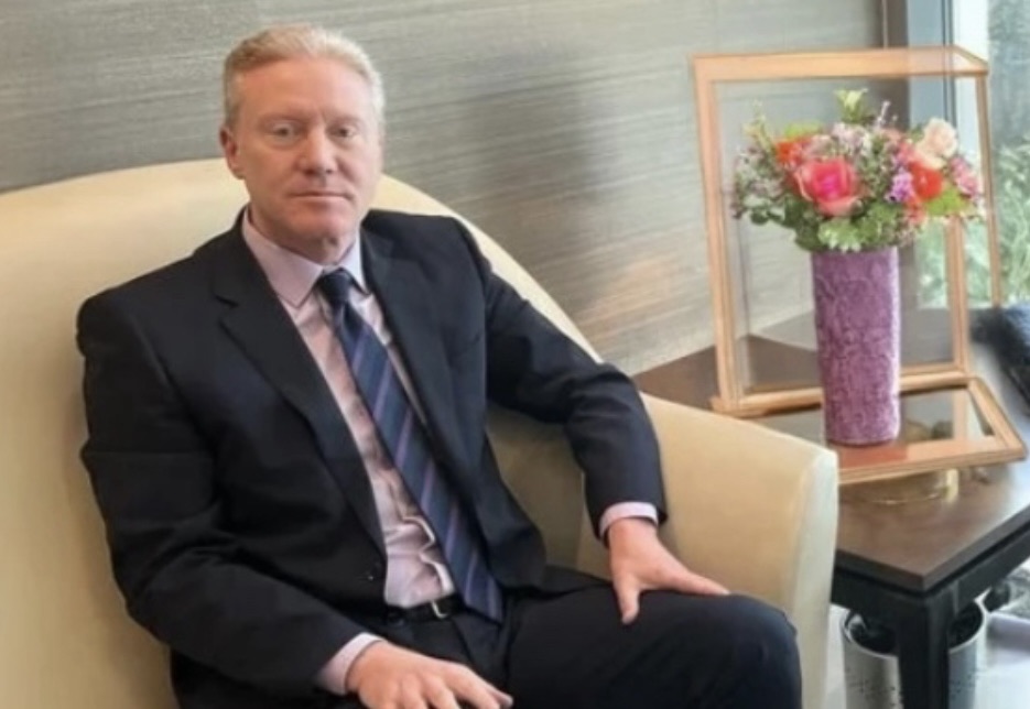 *يلتقي وزير الخارجية والمغتربين يوسف رجي في هذه الأثناء سفير المملكة العربية السعودية وليد البخاري*