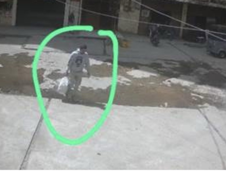 *صورة تنتشر على مواقع التواصل لأحد الأشخاص.. وهذا ما يقوم به*