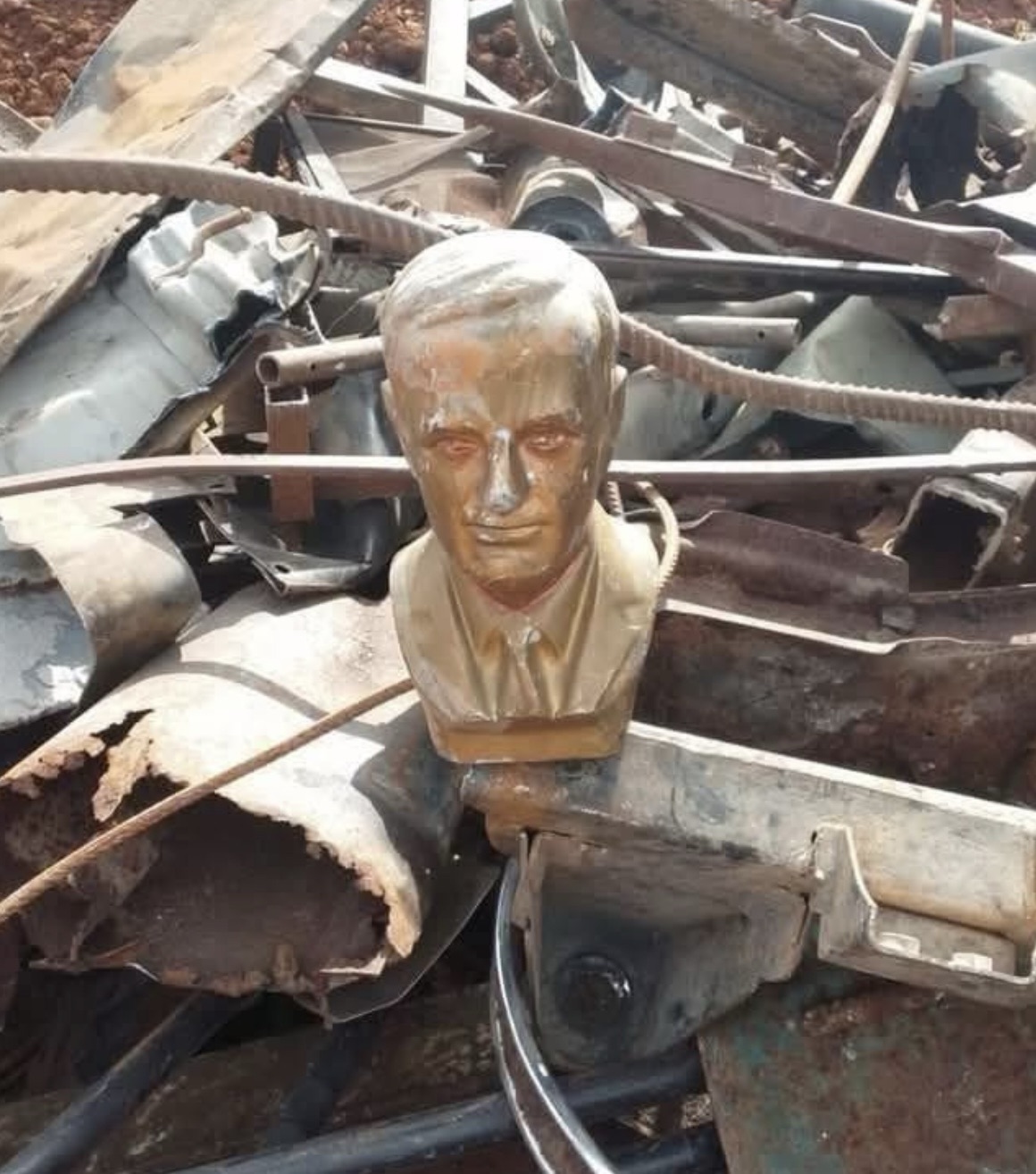 *قطع طرق في طرابلس احتجاجا على اقفال بور الحديد*