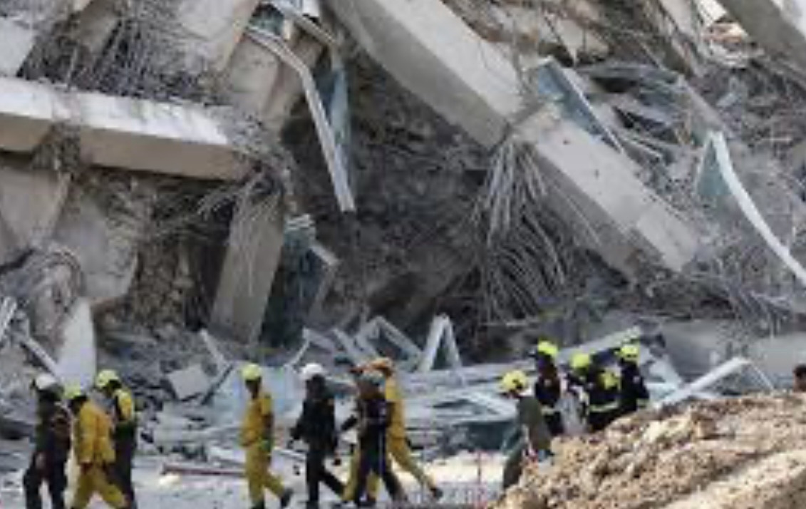 *انهيار مبنى قيد الإنشاء في اليابان.. وعمال محاصرون تحت الأنقاض*
