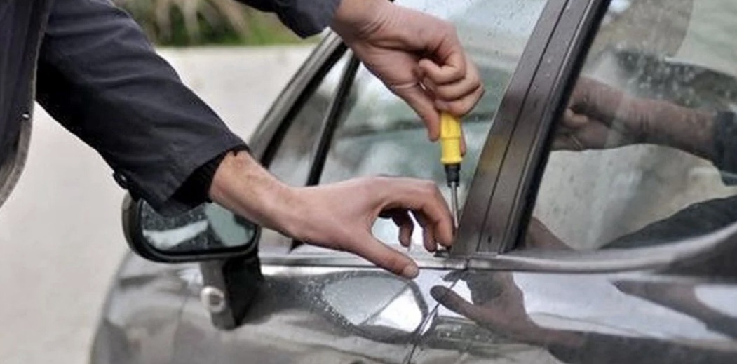 *سرقوا أغراضه من داخل السيارة أثناء وجوده في محل الحلويات*