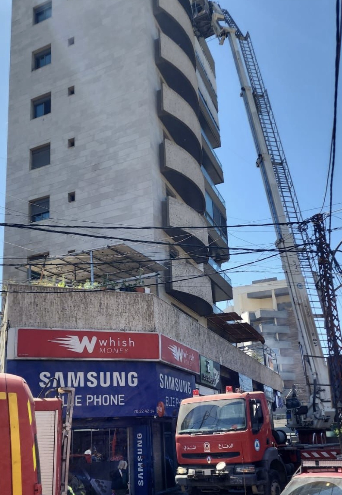 *بالصورة :الدفاع المدني: إنقاذ 6 مواطنين وإخماد حريق ألواح للطاقة الشمسية في السبتيه*