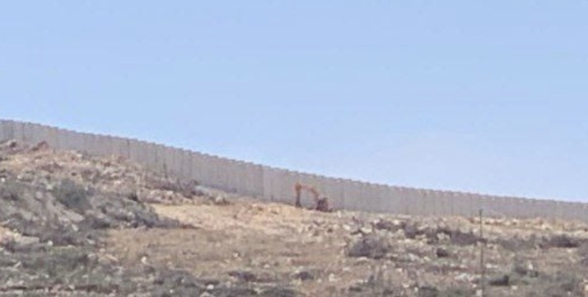 *جرافة اسرائيلية’ معززة باليات أقدمت على جرف الطريق الملاصق للجدار الاسمنتي في منطقة الحدب – خلة وردة في عيتا الشعب ، كما شهدت الاجواء تحليقًا للطيران الاستطلاعي في الاجواء*