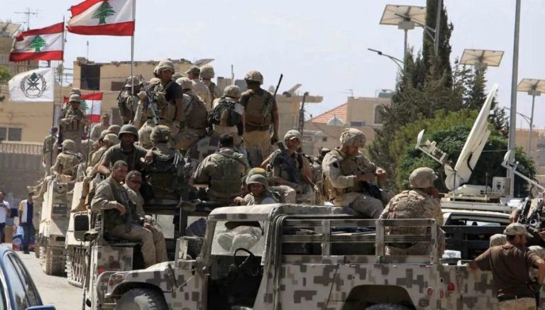الجيش اللبناني: توقيف مواطن في مشاريع القاع لتهريبه نحو 2800 سوري عبر الحدود بتواريخ مختلفة سابقة وإطلاقه النار ونشره تسجيلًا صوتيًّا مسيئًا للجيش*