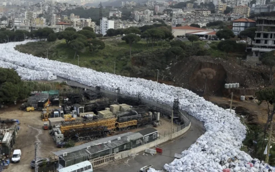 *لبنان يبحث عن حلّ جذريّ لأزمة النفايات ووزيرة البيئة: لحوار علميّ بعيداً من المصالح الضيّقة*