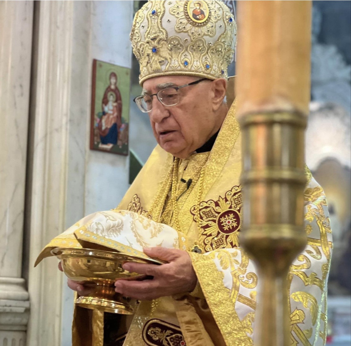 *العبسي غادر الى الفاتيكان للمشاركة في جنازة البابا واطمأن الى صحة الراعي*