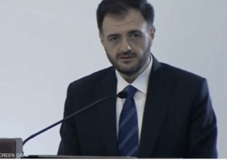 *صورة لوزير الاتصالات السوري في مطار دمشق تثير تفاعلاً واسعاً*