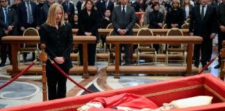 نعش البابا فرنسيس يغلق مساء في بازيليك القديس بطرس