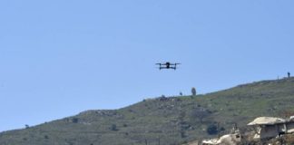 محلقة إسرائيلية ألقت قنبلة في بلدة كفركلا مستهدفة سيارة احد المواطنين