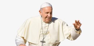 البابا فرنسيس يحيّي الحشود في أول ظهور بعد المرض