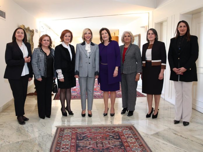 السيّدة-الأولى-استقبلت-وفدًا-من-مكتب-راعوية-المرأة-في-بكركي