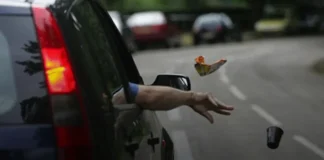 في عاليه.. غرامة بـ100 دولار لمن يرمي النفايات على الطريق!