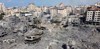 آلاف الفلسطينيين ينهبون مستودعًا للأمم المتحدة في غزة