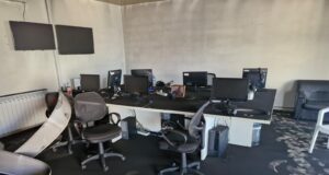 بالصور: حريق كبير يوقف البث في إذاعة صوت المدى