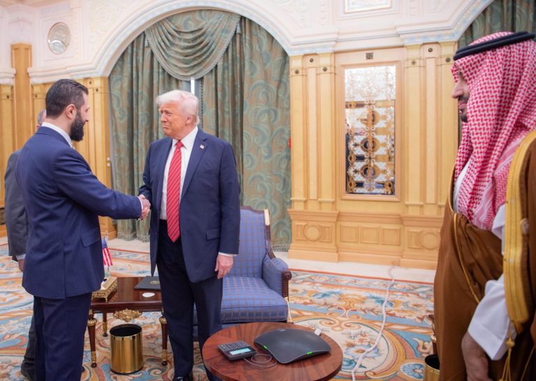 البيت الأبيض: ترامب يدعو الشرع إلى الانضمام إلى اتفاقيات “أبراهام” مع “إسرائيل”