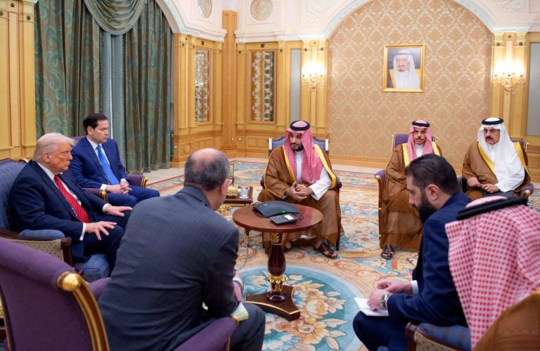 بالصور البيت الأبيض يكشف “تفاصيل الحوار” بين ترامب والشرع