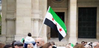 ماكرون يستقبل الرئيس السوري أحمد الشرع في باريس وسط ترحيب حار من الجالية السورية