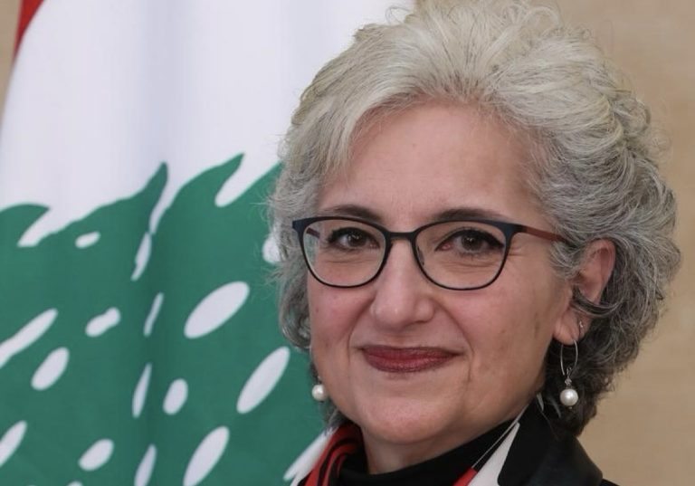 *وزيرة التربية جالت في النبطية واستمعت الى هواجس الطلاب بالنسبة الى الامتحانات الرسمية: ثقوا بنا قراراتنا لم تكن سهلة ولم تؤخذ الا بعد دراسة الجوانب كافة*