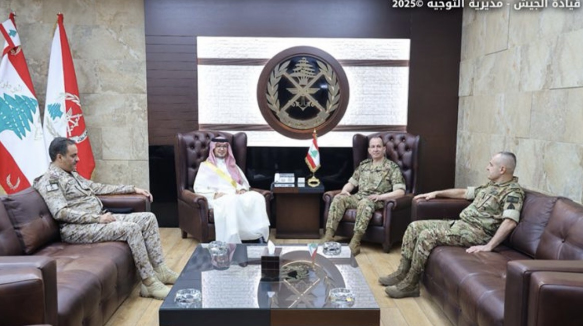 *قائد الجيش يستقبل السفير بخاري*