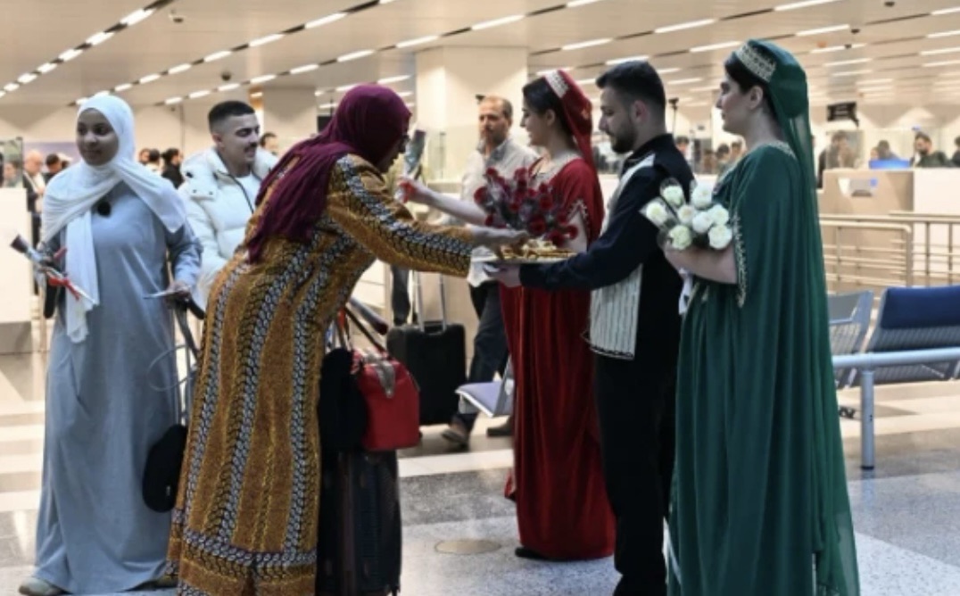 *بالورود والحلوى.. استقبال حافل للطائرات الإماراتية القادمة إلى لبنان (صور)*