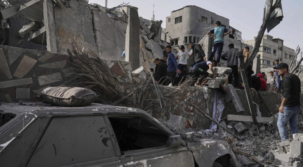 *“إسرائيل’ تُفرج عن معتقلين فلسطينيين من غزة وسط تصاعد التوتر”*