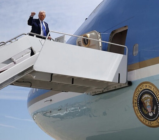 *أمير دولة قطر الشيخ تميم بن حمد آل ثاني يستقبل الرئيس الأمريكي دونالد ترمب في مستهل زيارته للدوحة*