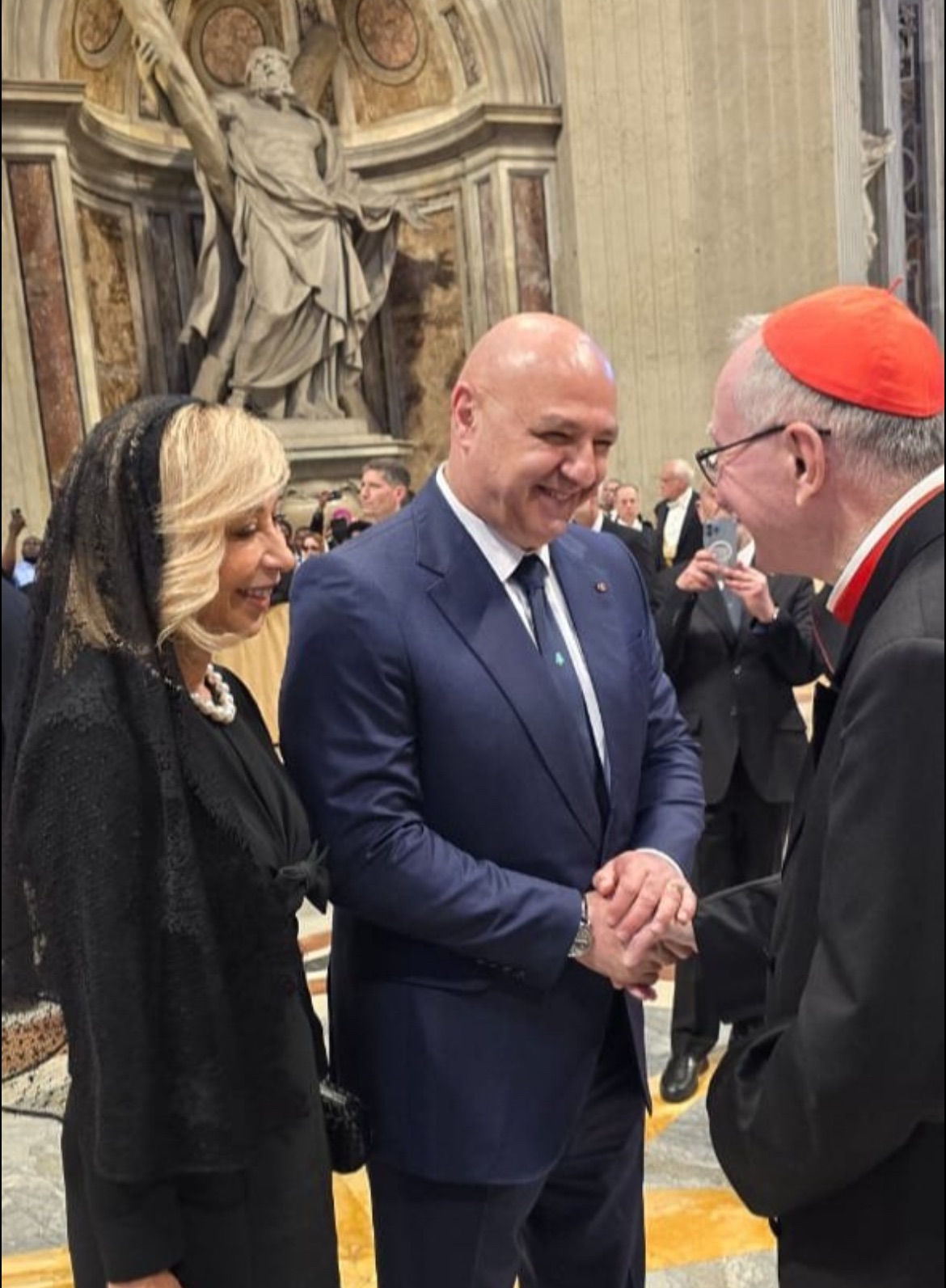 رئيس الجمهورية واللبنانية الأولى مع أمين سرّ دولة الفاتيكان، الكاردينال بييترو بارولين.