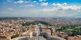 جميع الكرادلة المكلفين بانتخاب البابا الجديد يصلون إلى روما