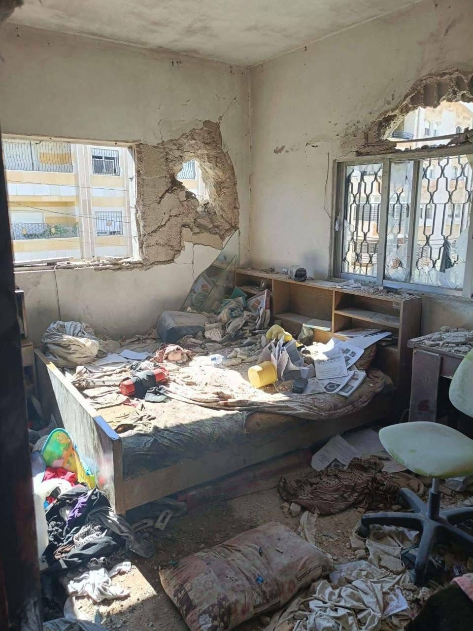 بالصورة – صاروخ اعتراضي اردني يصيب شقة بشكل مباشر خلال محاولته التصدي لمسيرات إيرانية متجهة الى تل أبيب