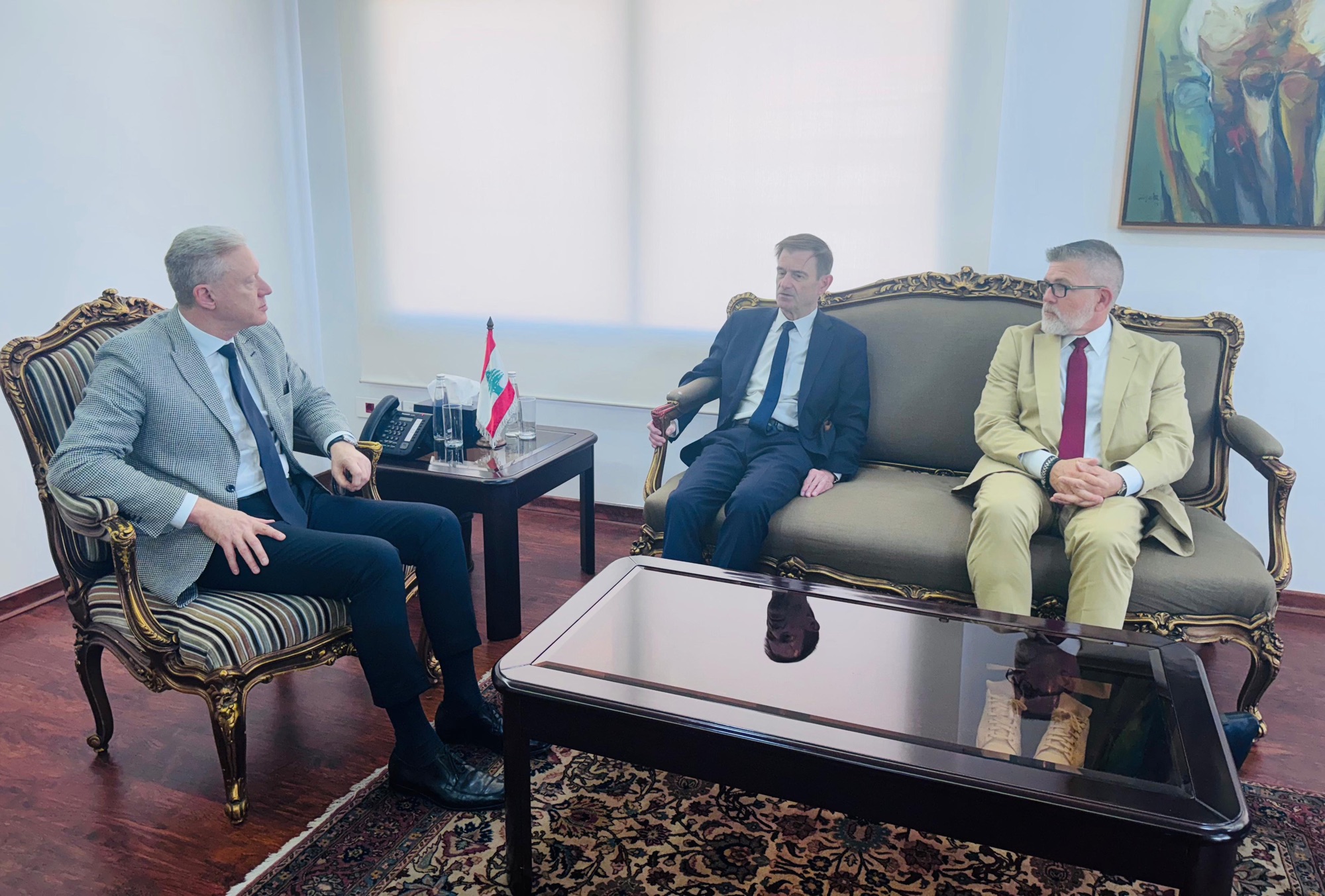 وزير الخارجية يوسف رجّي التقى المدير المسؤول عن الملف اللبناني في معهد الشرق الأوسط للأبحاث السفير الاميركي السابق لدى لبنان ديفيد هيل وكانت جولة أفق تناولت المسائل الاقليمية وجرى تبادلٌ للآراء بشأنها.