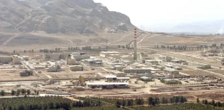 ديبلوماسي إيراني: مستعدّون للتخلي عن تخصيب اليورانيوم مقابل بقاء النظام