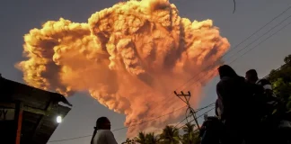 بركان بالي يطلق سحابة رماد بعلو 10 كلم.. وإلغاء الرحلات الجوية